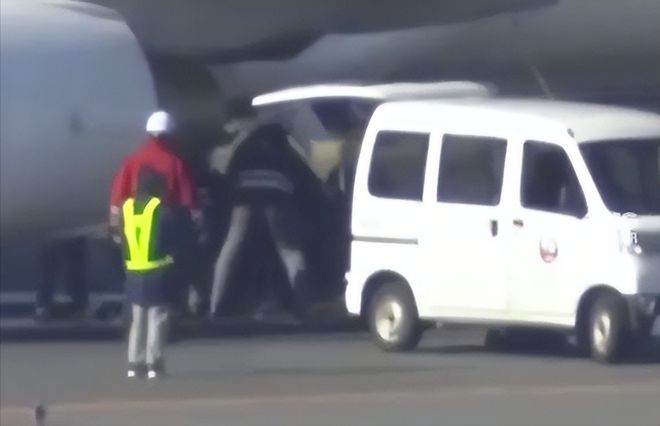 音！日本一飞机着陆时爆胎PG麻将胡了试玩又是波