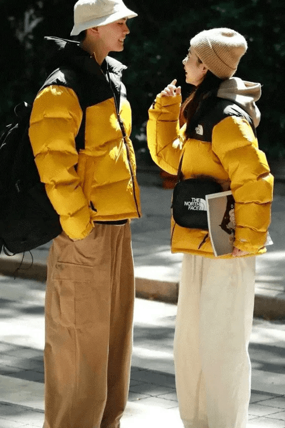 羽绒服又轻又暖还防水防污怎么搭都帅炸街！麻将胡了网址新文案 潮人、明星都在穿的(图7)